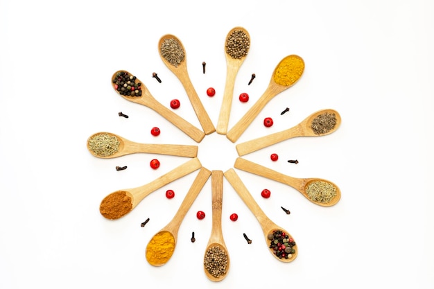 Kolorowe przyprawy w miseczkach